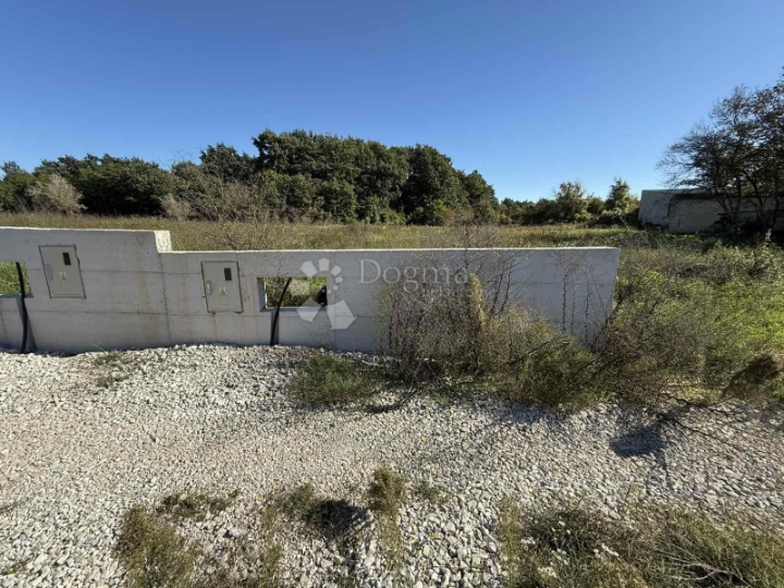 Građ. zemljište s Građ. dozvolom za obiteljsku kuću i bazen