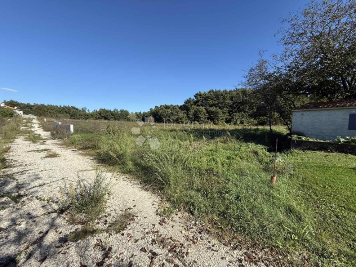 Građ. zemljište s Građ. dozvolom za obiteljsku kuću i bazen