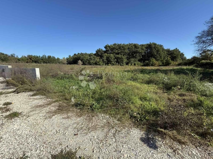 Građ. zemljište s Građ. dozvolom za obiteljsku kuću i bazen