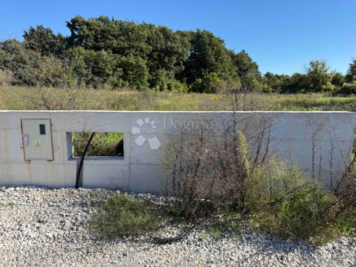 Građ. zemljište s Građ. dozvolom za obiteljsku kuću i bazen