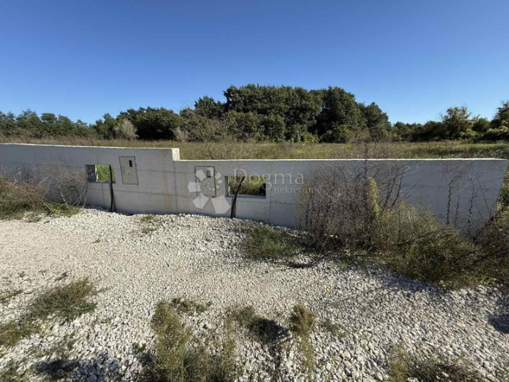 Građ. zemljište s Građ. dozvolom za obiteljsku kuću i bazen