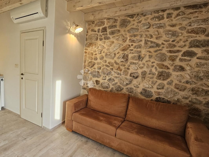 Vrbnik-centar kuća u nizu!