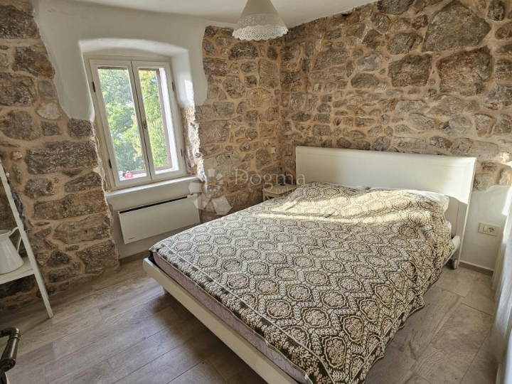 Vrbnik-centar kuća u nizu!