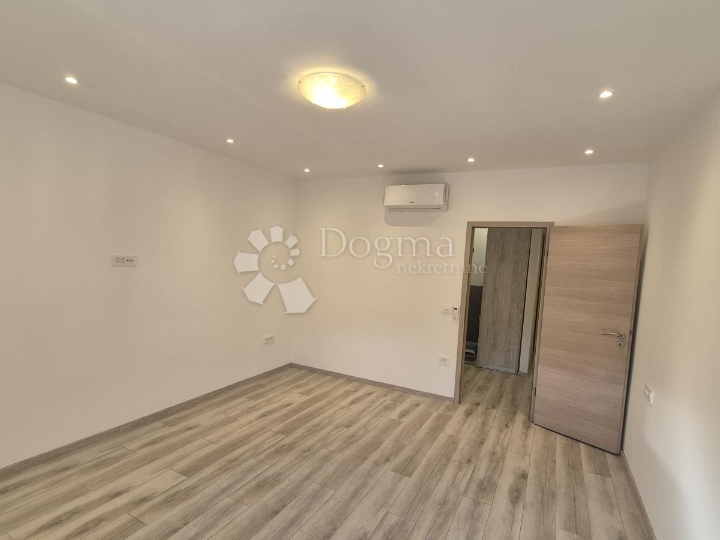 Dvosobni stan u centru Pule površine 72,83 m2