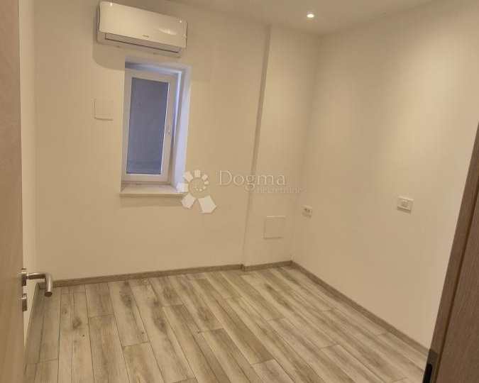 Dvosobni stan u centru Pule površine 72,83 m2