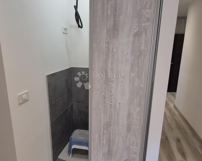 Dvosobni stan u centru Pule površine 72,83 m2