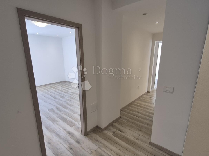 Dvosobni stan u centru Pule površine 72,83 m2