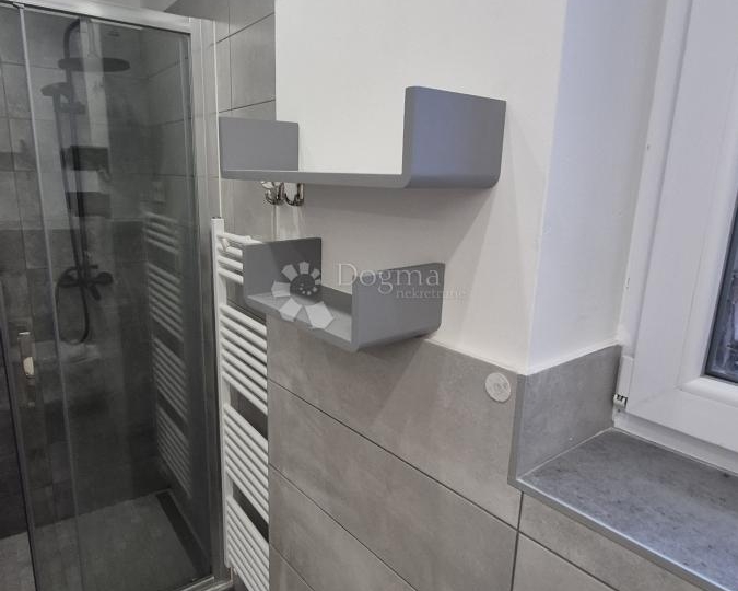 Dvosobni stan u centru Pule površine 72,83 m2