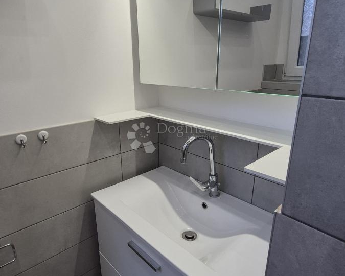 Dvosobni stan u centru Pule površine 72,83 m2