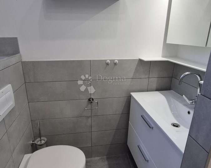 Dvosobni stan u centru Pule površine 72,83 m2