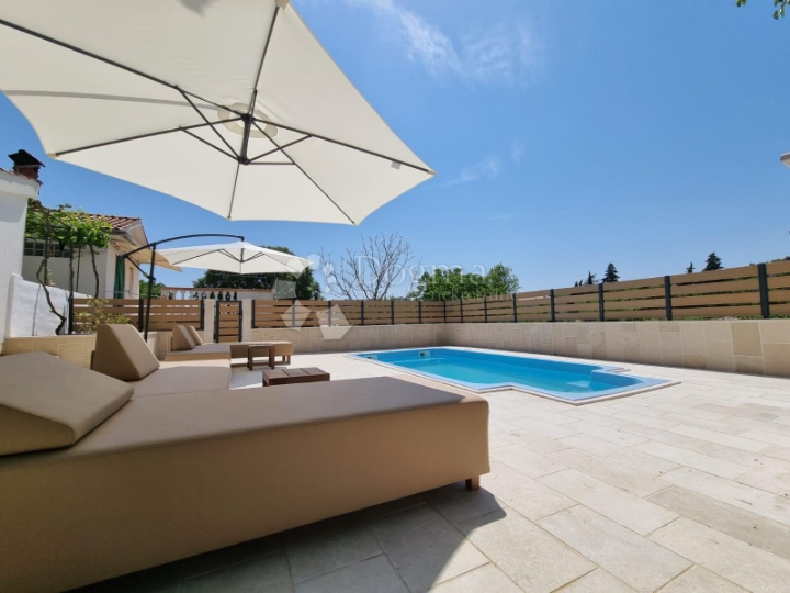 Okolica grada Krka, dvojna kuća s bazenom