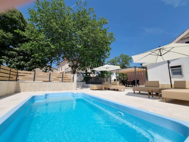 Okolica grada Krka, dvojna kuća s bazenom