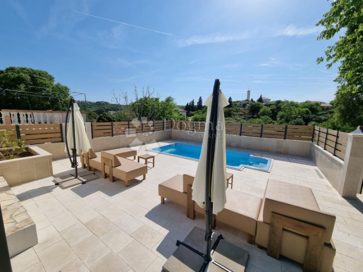 Okolica grada Krka, dvojna kuća s bazenom