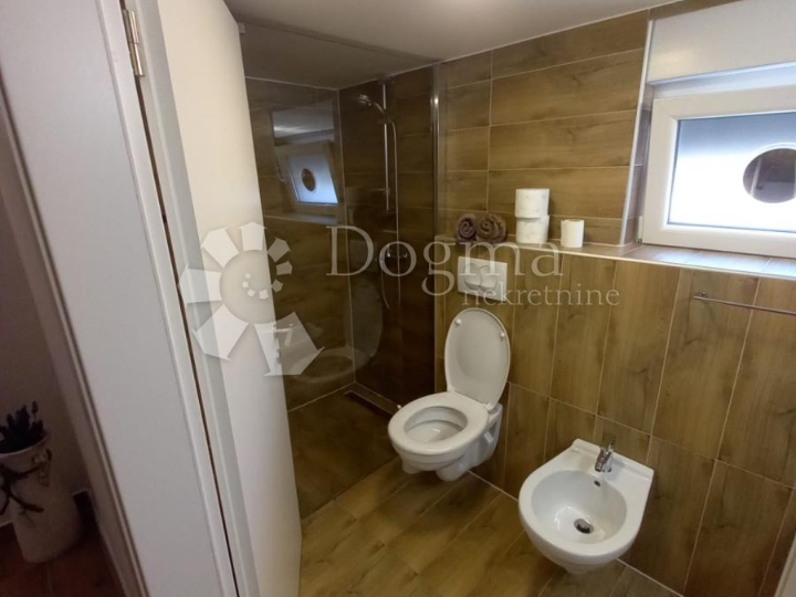 Okolica grada Krka, dvojna kuća s bazenom