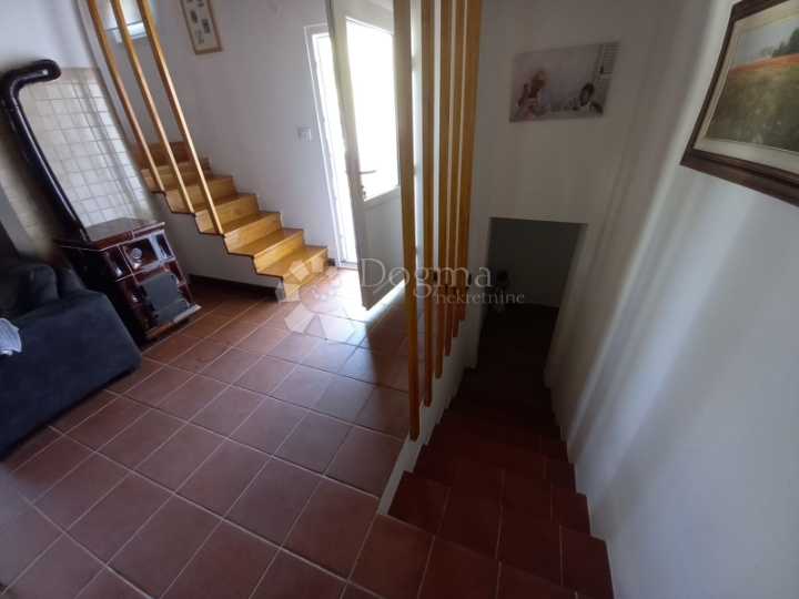 Okolica grada Krka, dvojna kuća s bazenom