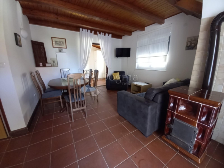 Okolica grada Krka, dvojna kuća s bazenom