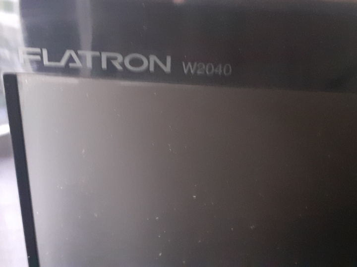 LG monitor s tipkovnicom i mišem