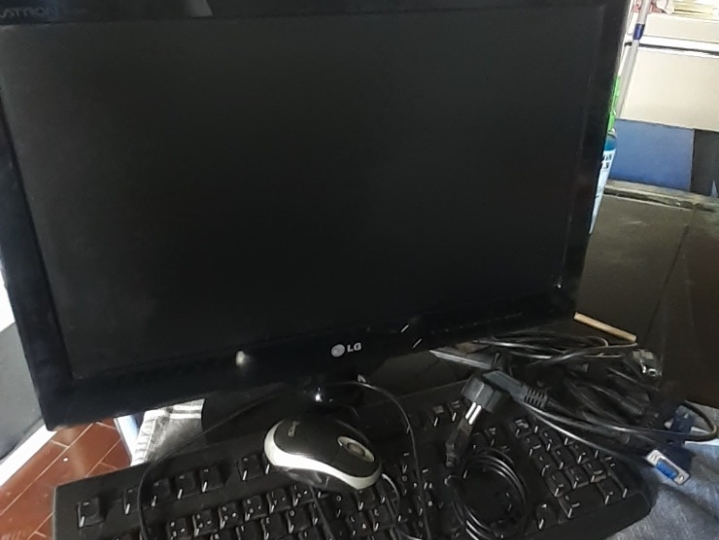 LG monitor s tipkovnicom i mišem