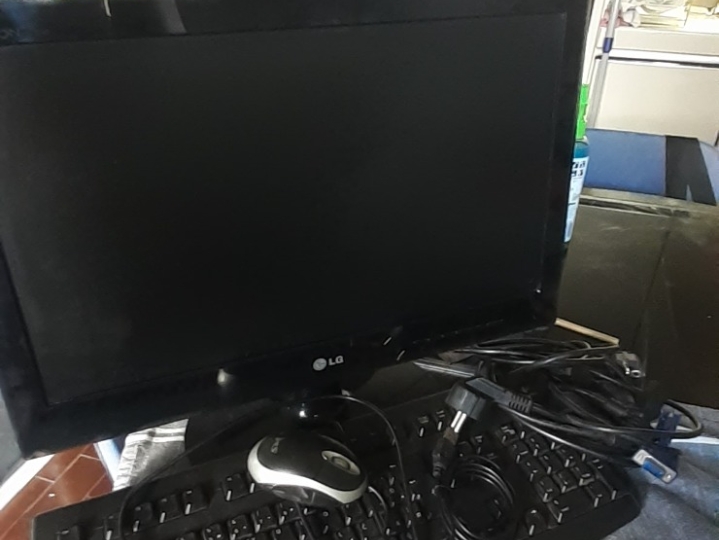 LG monitor s tipkovnicom i mišem