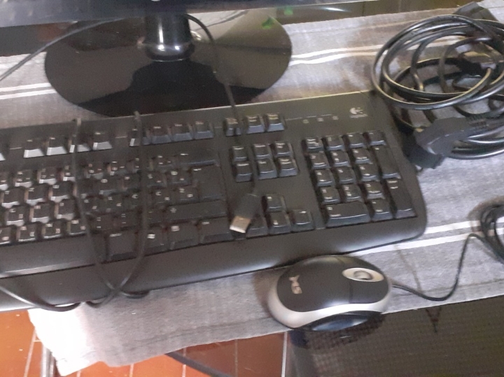 LG monitor s tipkovnicom i mišem