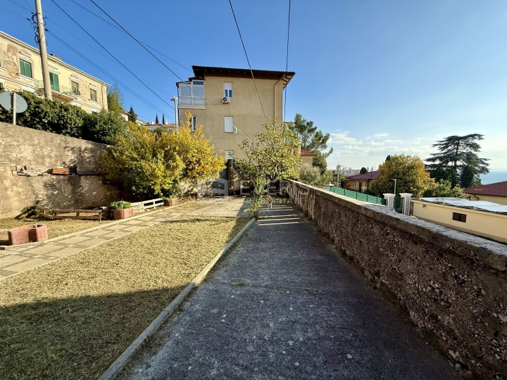 Rijeka, Bulevard, stan 33 m2 s okućnicom