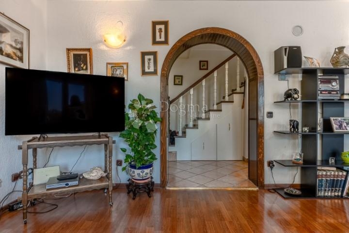 Kostrena, 126m2, P+1, izvrsna kuća i pozicija pogled na more