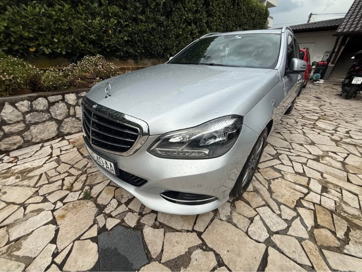 Mercedes E 220 T model