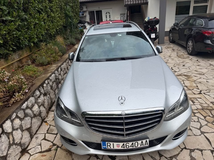Mercedes E 220 T model