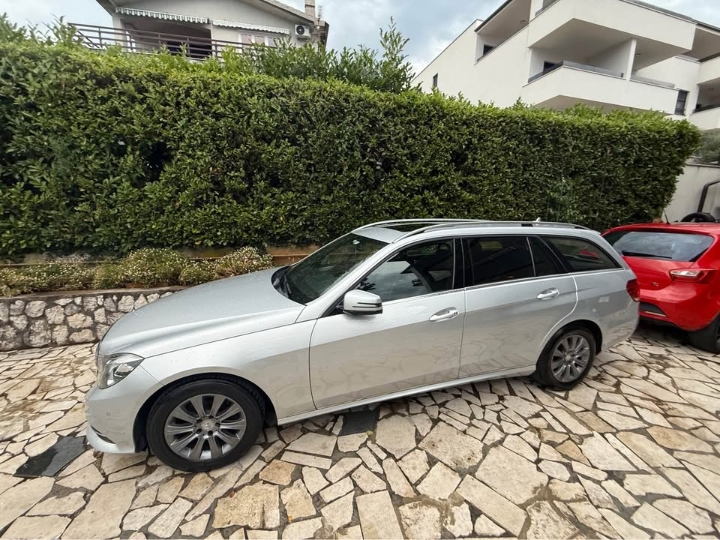 Mercedes E 220 T model