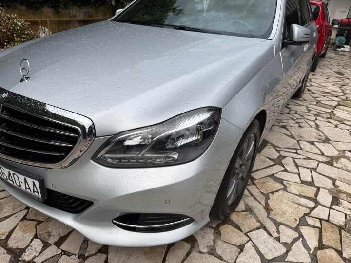 Mercedes E 220 T model