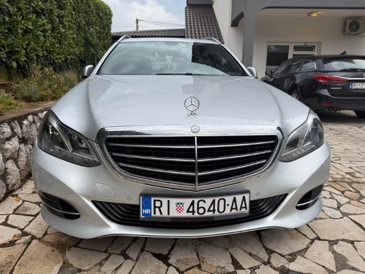 Mercedes E 220 T model