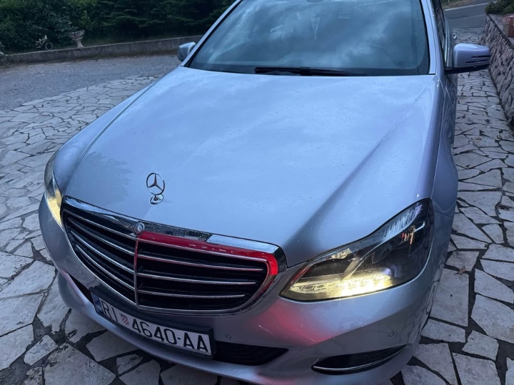 Mercedes E 220 T model