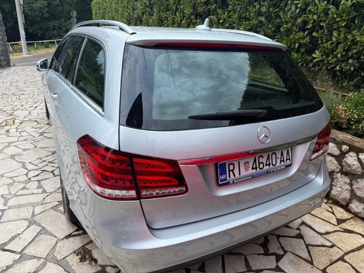 Mercedes E 220 T model