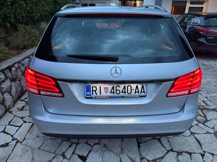 Mercedes E 220 T model