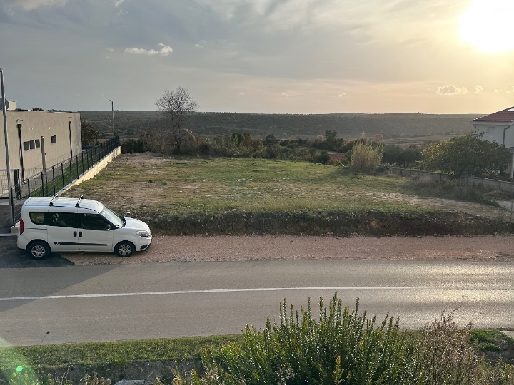 Radovin, teren 980 m2