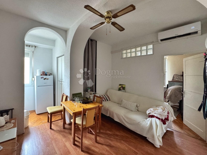 Stan 32m2, Centar, Pula - useljiv i parking za stanare