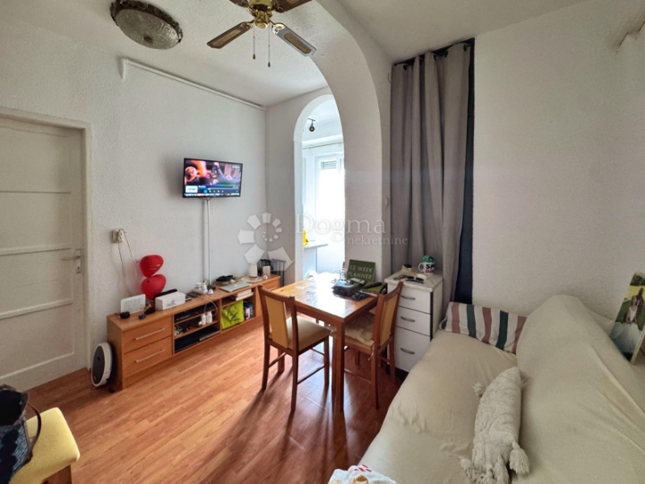 Stan 32m2, Centar, Pula - useljiv i parking za stanare