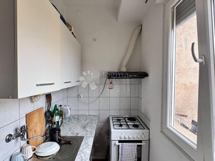 Stan 32m2, Centar, Pula - useljiv i parking za stanare