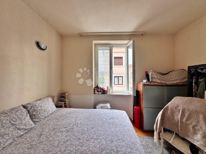 Stan 32m2, Centar, Pula - useljiv i parking za stanare