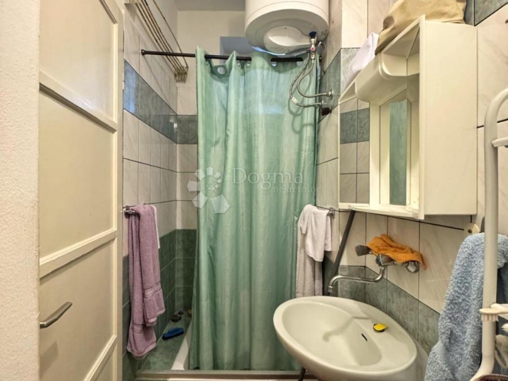 Stan 32m2, Centar, Pula - useljiv i parking za stanare