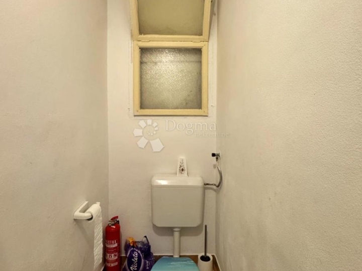 Stan 32m2, Centar, Pula - useljiv i parking za stanare