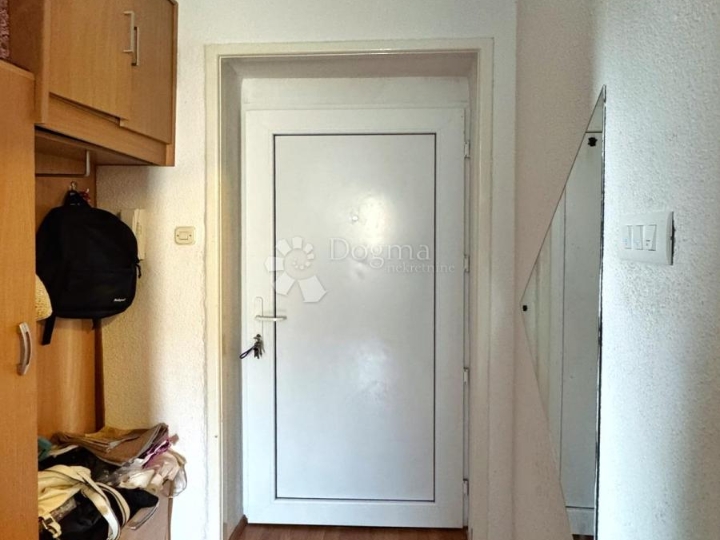 Stan 32m2, Centar, Pula - useljiv i parking za stanare