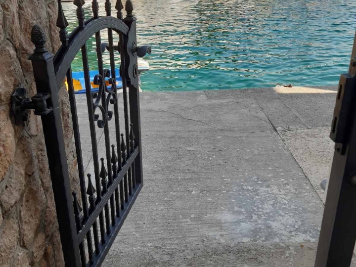 Barić Draga, prvi red do mora