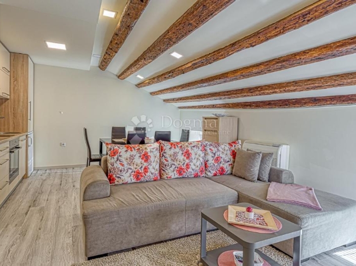 Sniženo!!! Poreč, top lokacija, stan  prvi red do mora