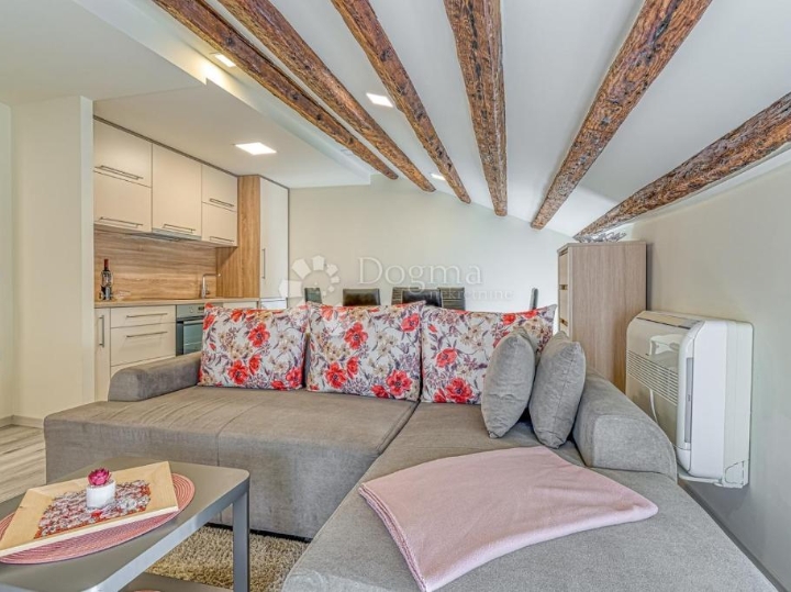 Sniženo!!! Poreč, top lokacija, stan  prvi red do mora