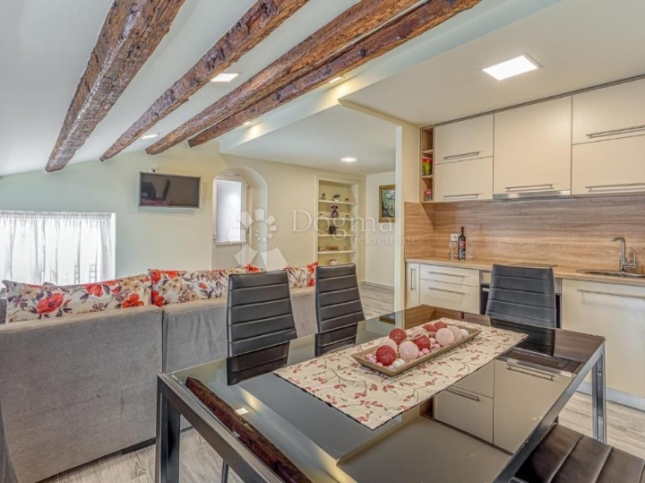 Sniženo!!! Poreč, top lokacija, stan  prvi red do mora