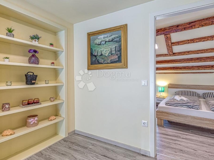 Sniženo!!! Poreč, top lokacija, stan  prvi red do mora