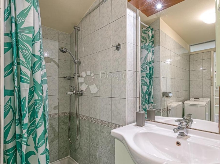 Sniženo!!! Poreč, top lokacija, stan  prvi red do mora