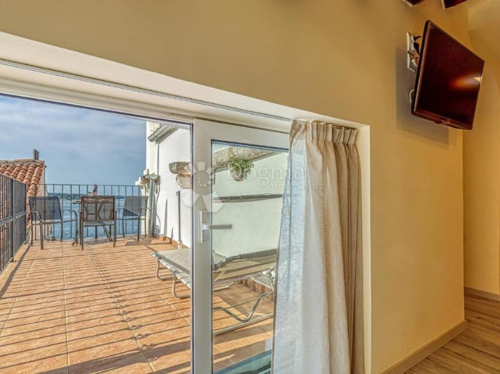 Sniženo!!! Poreč, top lokacija, stan  prvi red do mora