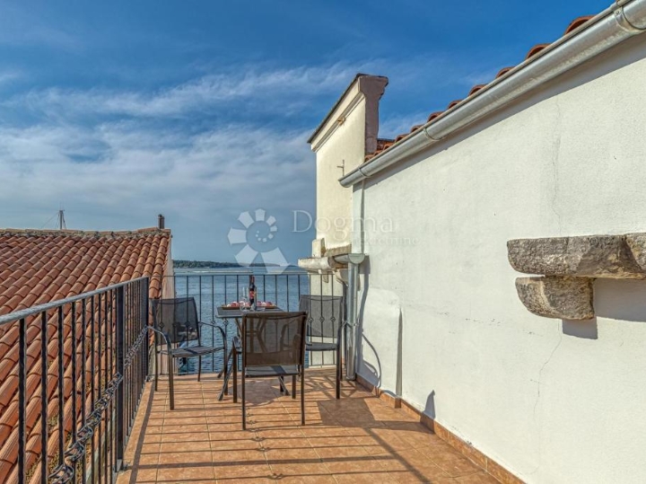 Sniženo!!! Poreč, top lokacija, stan  prvi red do mora